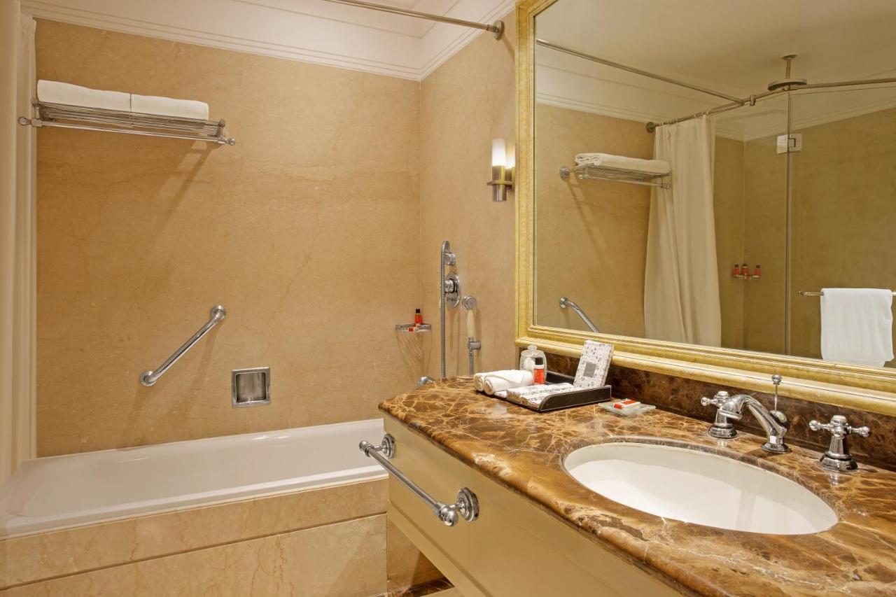 Grand Luxury Twin Bed Room